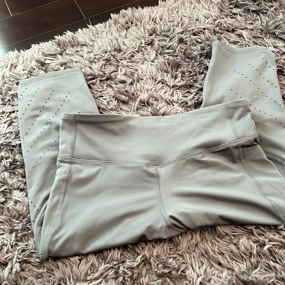 Champion cropped leggings with side pockets size XL with venting at lower leg.